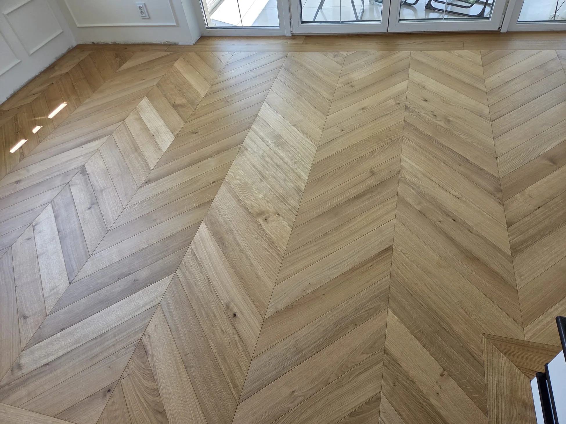 Jasna podłoga w geometryczny wzór